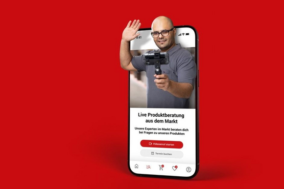 Person mit Kamera auf Smartphone